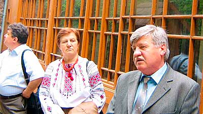 Директор Чернівецького літературно-меморіального музею Ольги Кобилянської Володимир Вознюк (праворуч) із письменникамиі